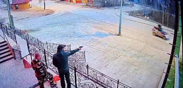 Житель Якутии начал стрелять без причины из пневматического пистолета и попал в движущийся автомобиль, в котором находился ребенок