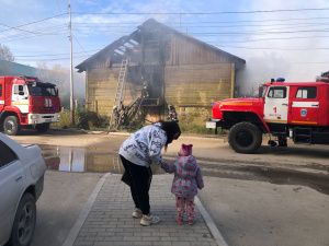 В Якутске загорелся двухэтажный деревянный дом