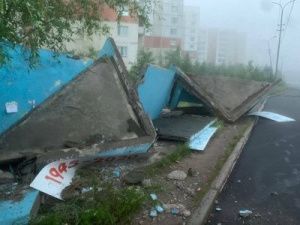 В Нерюнгри пьяный водитель снес автобусную остановку