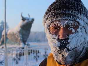 Участники из 5 стран соревновались в беге при минус 50 градусах на полюсе холода в Якутии