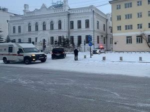 В Якутске школьница переходила улицу в неустановленном месте и попала под колеса машины: Девочку госпитализировали