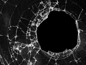 В Якутске мужчина из ревности разбил окно в квартире подруги