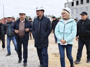 Айсен Николаев раскритиковал темпы строительства объектов  в микрорайоне «Звездный»
