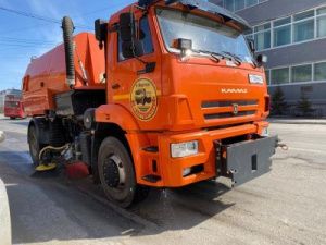 В Якутске проводят плановую ежедневную уборку улиц и площадей от пыли и песка