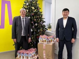 АК «Железные дороги Якутии» передала новогодние подарки ЯГМО «Подросток»