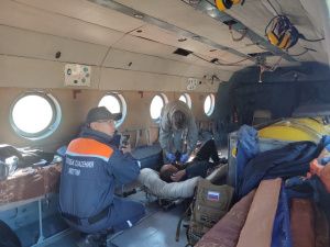 Спасатели эвакуировали мужчину, сломавшего ногу в ходе ремонта бульдозера на ручье Забытом в Якутии