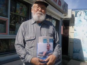 Подписчики газеты «Кыым» получают книги «Суруллубут суоруллубат»