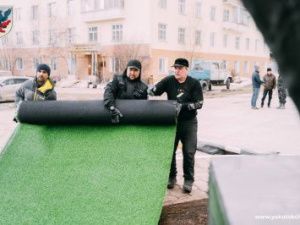 Как Евгений Григорьев укладывал газон у памятника Кулаковскому