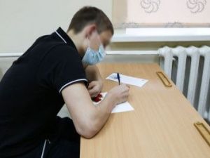 В следственном изоляторе несовершеннолетние подписали открытки ко Дню матери