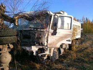 В Якутии бортовой грузовик столкнулся с самосвалом. От удара их отбросило на 30 метров