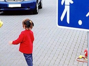 В Якутске водитель во дворе жилого дома совершил наезд на 8-летнюю девочку