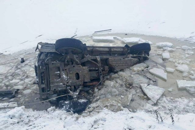 В Томпонском районе Якутии автомобиль провалился под лед. Погибли два человека