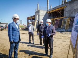 Айсен Николаев проверил строительство социальных объектов