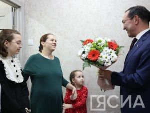 Глава Якутии навестил семью военнослужащего из Нерюнгри