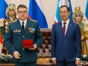 Айсен Николаев вручил якутянам государственные награды в преддверии Нового года
