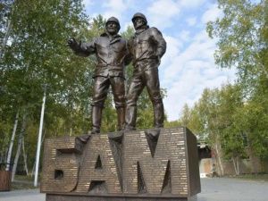 Памятник Варшавскому и Бондарю появился в столице БАМа