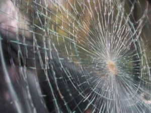 В Якутске грузчик разбил лобовое стекло внедорожника, мешавшего разгрузке товара