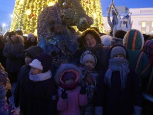 В Якутске зажгли огни на первой новогодней ёлке страны