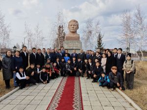 Вице-премьер Георгий Степанов возложил цветы к памятникам Илье Винокурову и Максиму Аммосову