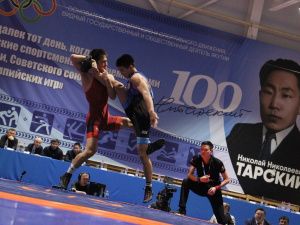 Фоторепортаж. Главные схватки чемпионата Якутии по вольной борьбе