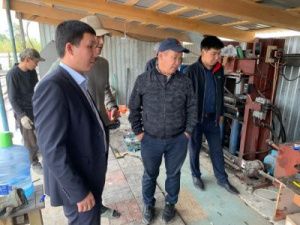 Дмитрий Садовников в Нижнем Бестяхе ознакомился с производством тротуарной плитки из отходов