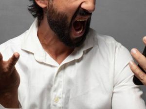 В Якутске мужчина после телефонного конфликта приехал к оппоненту, вломился в его дом и жестоко избил до тяжких травм