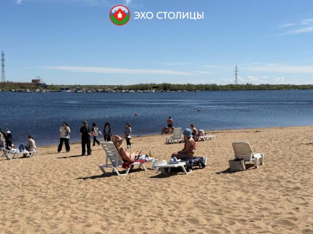 В Якутске открылся пляж. Люди уже загорают!