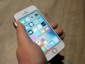 Клиентка такси присвоила смартфон потерянный другим пассажиром