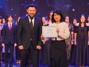 Евгений Григорьев вручил стипендии 100 лучшим школьникам на Елке главы Якутска