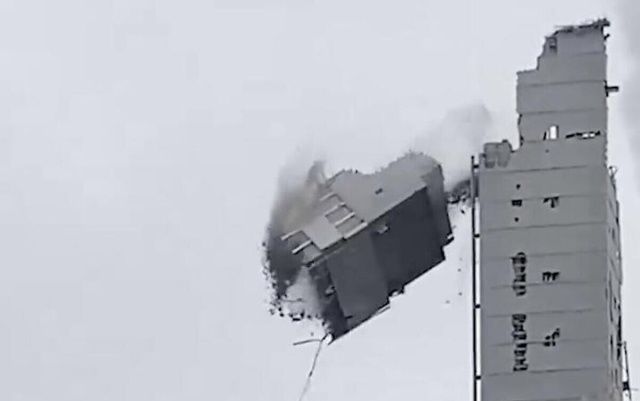 При обрушении конструкции горнолыжного комплекса в Подмосковье повреждены более сотни машин