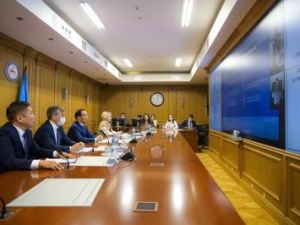 Айсен Николаев поздравил победителей конкурса президентских грантов и грантов главы республики