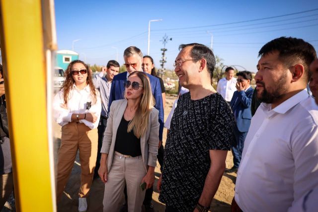 Айсен Николаев проверил ход работ по благоустройству набережной озера Сайсары 