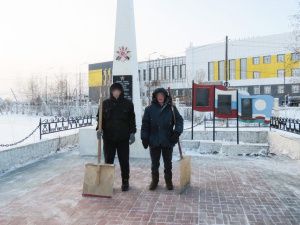 В День волонтера осужденные убрали снег у мемориала и сделали будки для собак