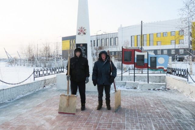 В День волонтера осужденные убрали снег у мемориала и сделали будки для собак