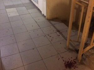 Фотофакт: В Якутске подъезд залит кровью