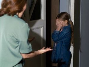 Выпивала и била 7-летнюю девочку: Жительница Якутии выплатит малолетней дочери 50 тысяч рублей компенсации