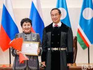 Айсен Николаев вручил стипендии олонхосутам, запевалам осуохая, кузнецам и народным мастерам Якутии