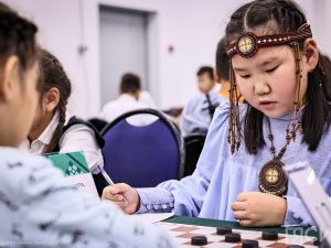 Девять чемпионов мира участвуют на турнире по шашкам в Якутске