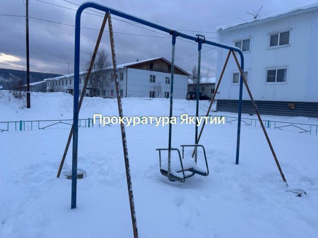 В Якутии суд взыскал с управляющей организации более 3,3 млн рублей в пользу девочки, которая получила травму на детской площадке