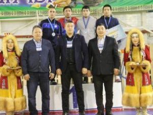 В Чурапче прошел республиканский турнир по вольной борьбе