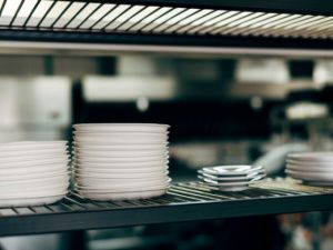 В общепитах Мирного выявлены нарушения: Отсутствие ветеринарных документов и хранение продуктов с истекшим сроком годности