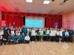 Спасатели Якутского ВГСО научили школьников Мирнинского района оказывать первую помощь