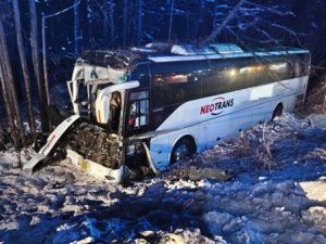 В Нерюнгринском районе водитель автобуса оказался зажат в кабине после столкновения с большегрузом