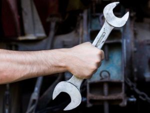 В Якутске юноша после ссоры с отчимом разбил гаечным ключом фары его автомобиля