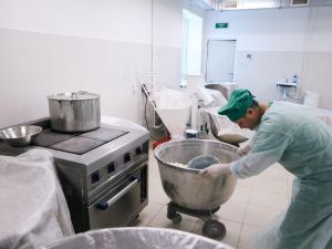 Айсен Николаев посетил комбинат школьного питания в Ленске