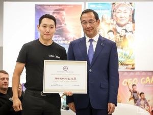 Айсен Николаев вручил якутским режиссерам по 300 тысяч рублей на продвижение фильмов