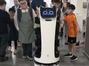 В Якутске робот-официант начал раздавать обеды в школьной столовой