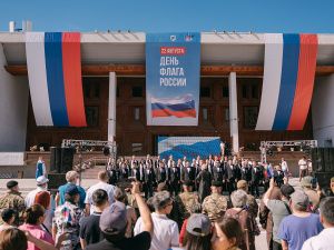 В День государственного флага России Евгений Григорьев вручил паспорта школьникам