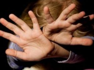 В Якутии семейный тиран жестоко избил свою дочь