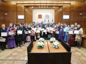 В Якутии в День Олонхо вручили стипендии носителям традиционной культуры